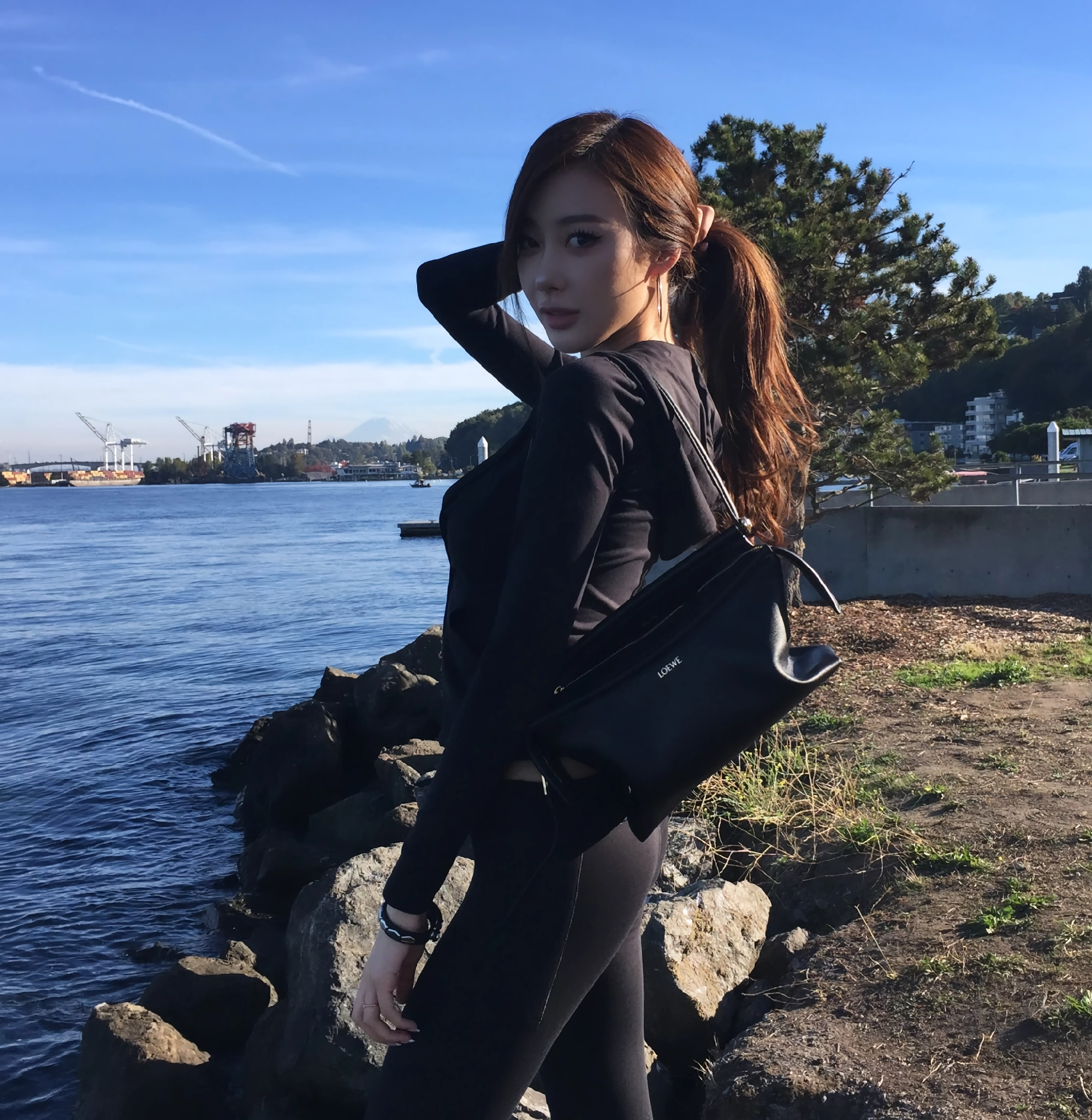 바다 구경하는 에스파 지젤 검정 레깅스 쫀쫀한 엉덩이 자태