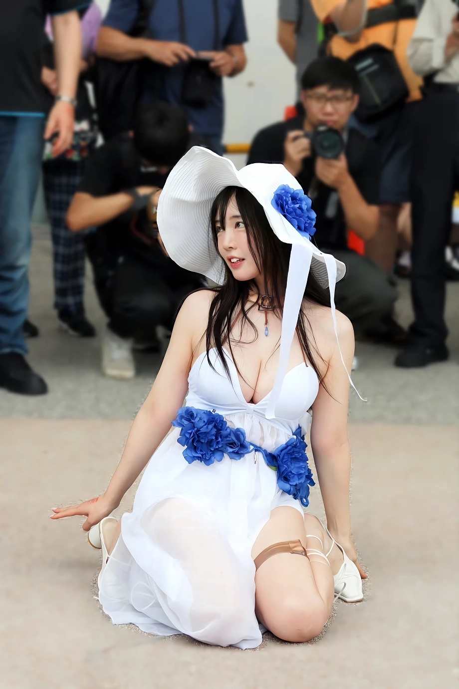 코스프레 행사 모모리나 순백색 시스루 원피스 거유 가슴골