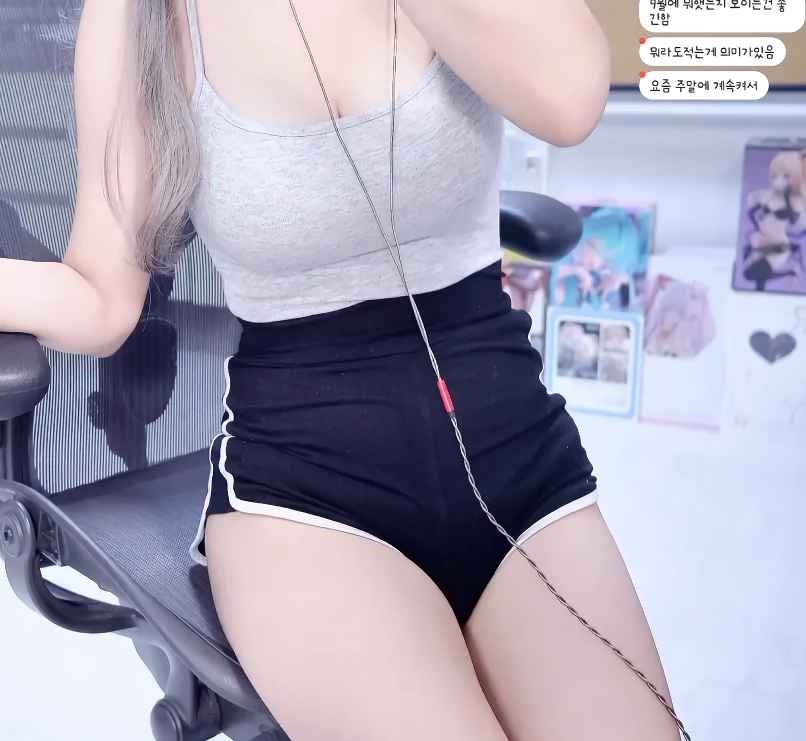 치지직 아침 방송 몸매 노출로 승부 하시는 분