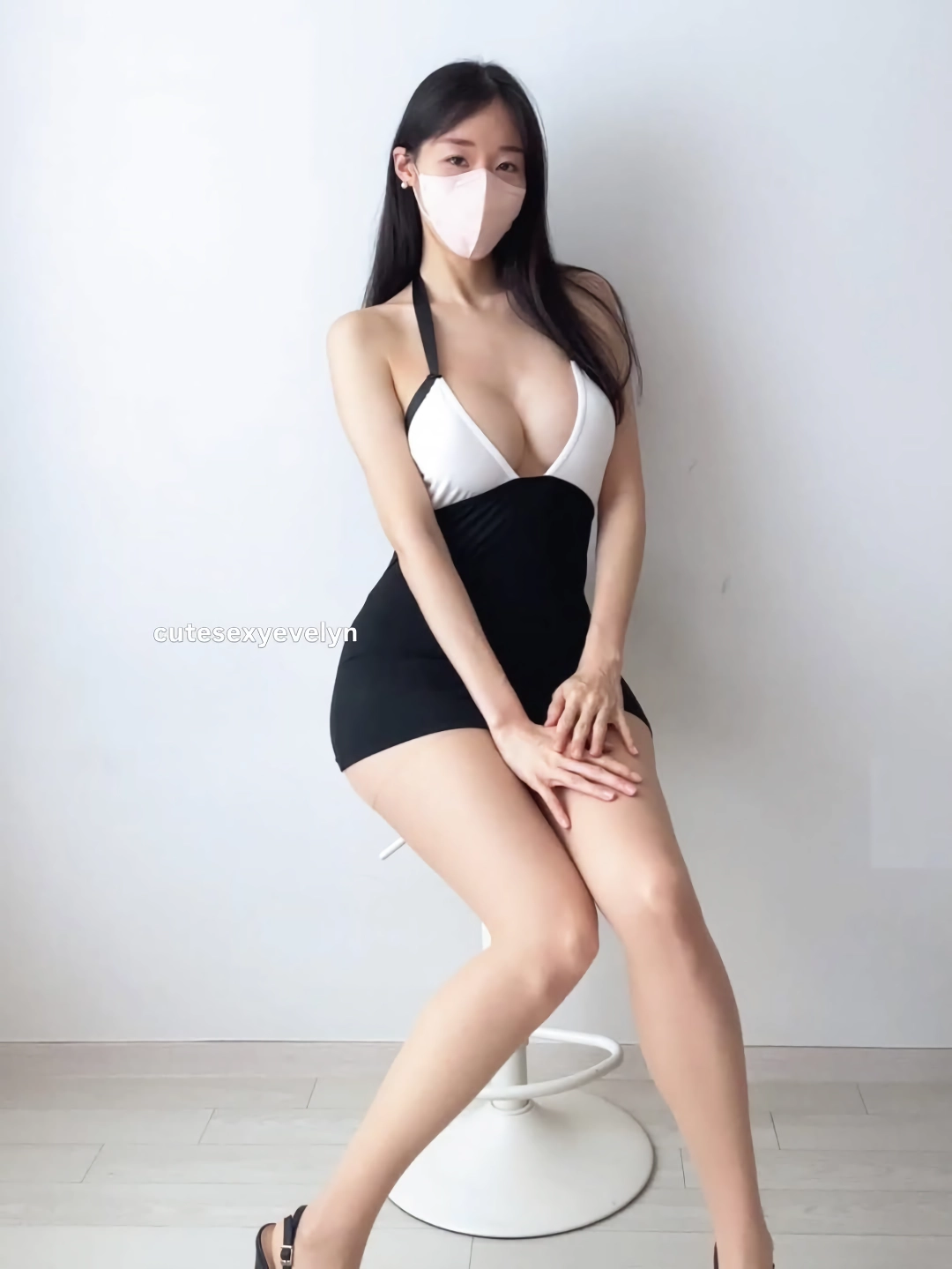 와꾸가 살짝 아쉬워서 그렇지 몸매로는 절대 못까는 이블린