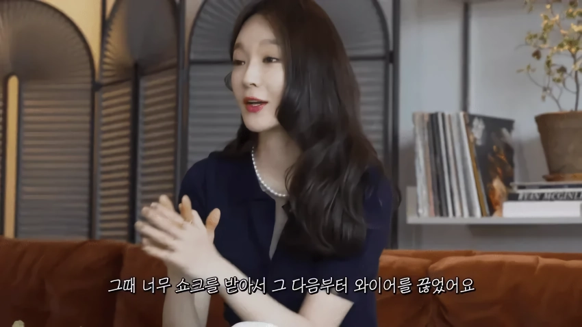 본인 브래지어 리뷰해주는 강민경.jpg