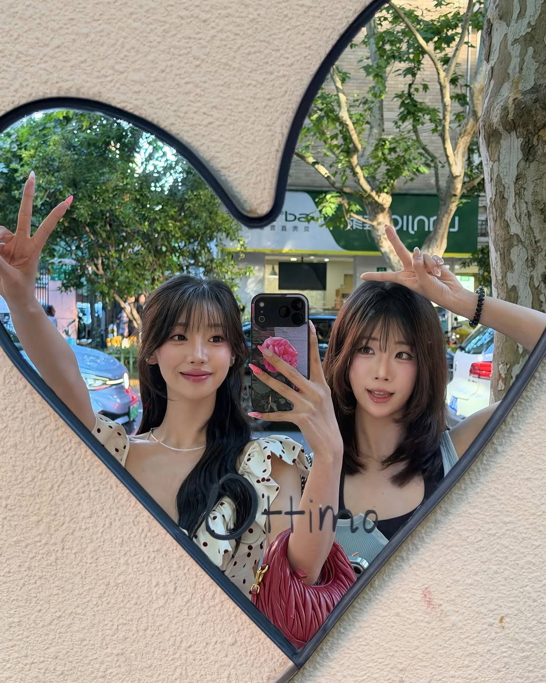 노출 드레스 입은 우수한 치어리더