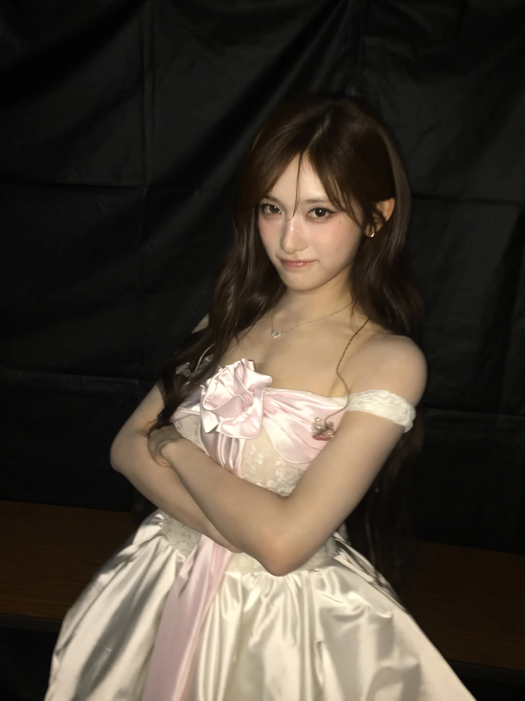 MC 대기중인 아이브 이서 리본 드레스 은근한 윗슴골 – 인스타