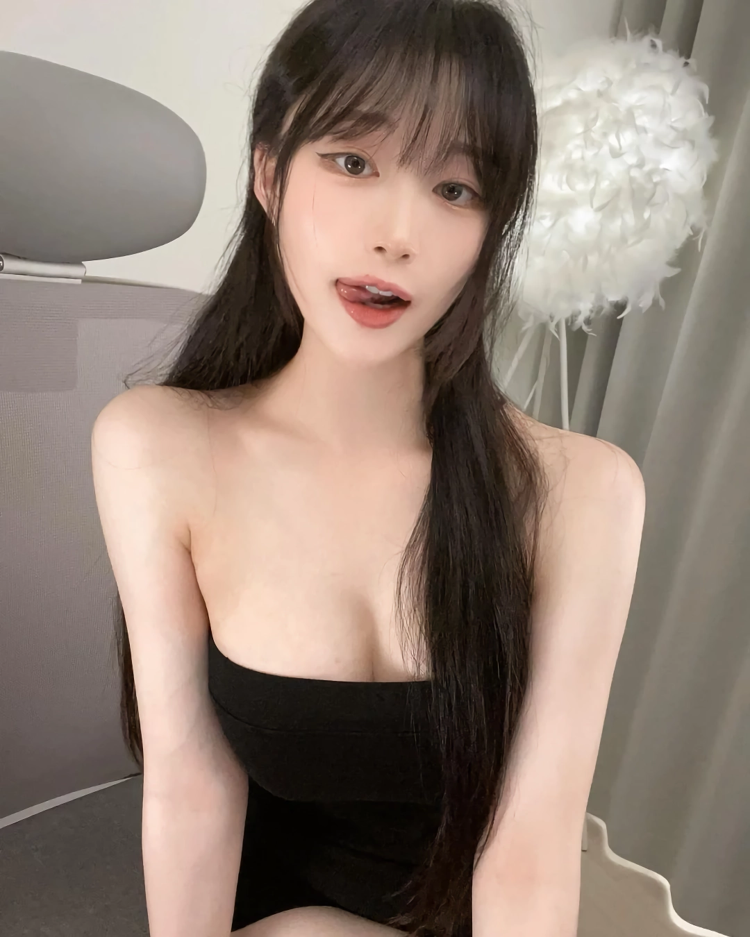 셀카 찍을 때 혀내미는 MZ 처자