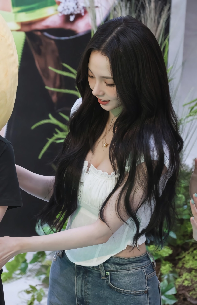 에스파 카리나 스퀘어넥 흰티 가슴골