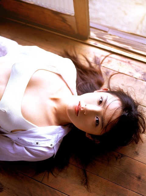 [일본]호시노 마리 비키니 사진 공개, 젊은 시절의 귀여움과 아름다운 몸매가 눈길을 끌어!