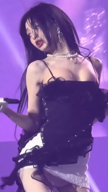 베이비몬스터 아현 찰랑이는 윗가슴 드리블
