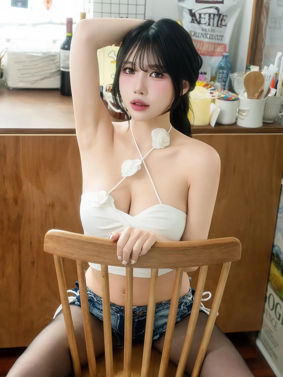 윤영서 (서현) 흰 튜브탑 가슴골
