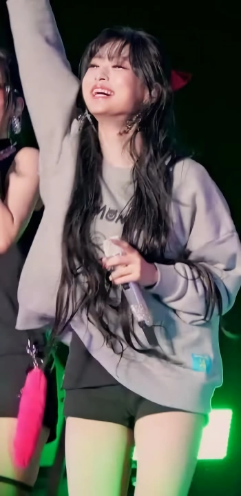 베이비몬스터 아현 꽉 끼는 바지 도끼