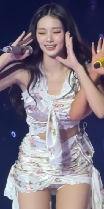 팬들과 소통하는 트와이스 쯔위 흰 속바지 도끼