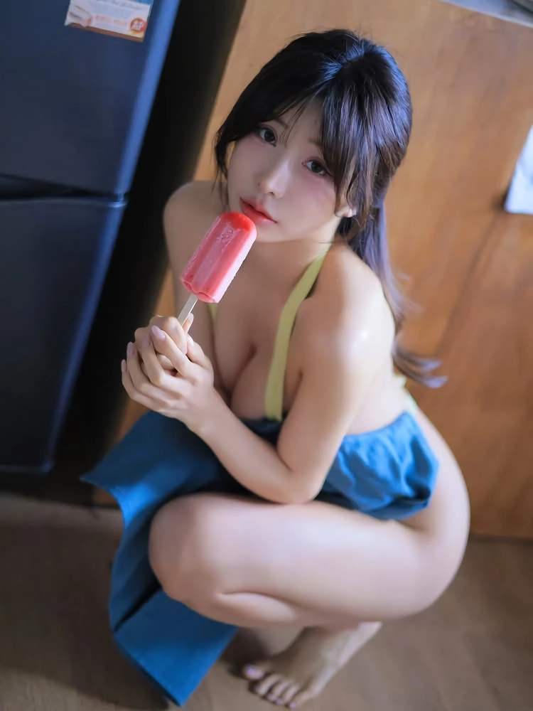 아이스크림 먹는 연유 노브라 꼭지에 붙인 밴드