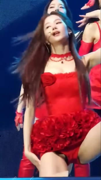 트와이스 사나 빨간 속바지 도끼