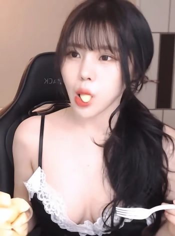 파닥 검정 레이스 슬립 입고 과일 먹는 가슴골