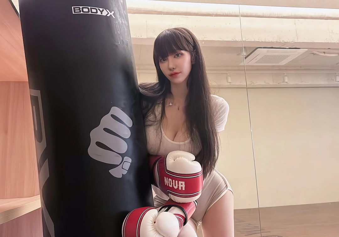 샌드백 치다말고 섹시미 뽐내는 겨우디 회색돌핀 골반 엉태