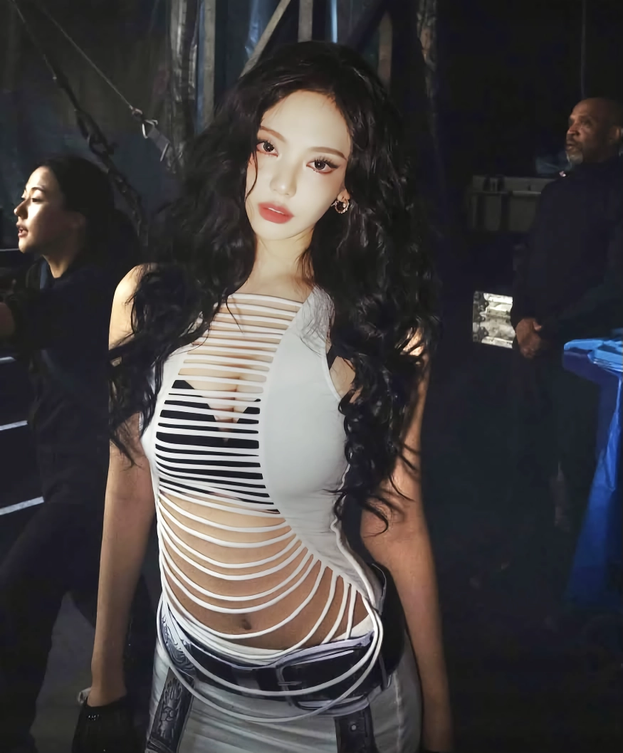 에스파 닝닝 앞스트랩속 블랙 브라 가슴골