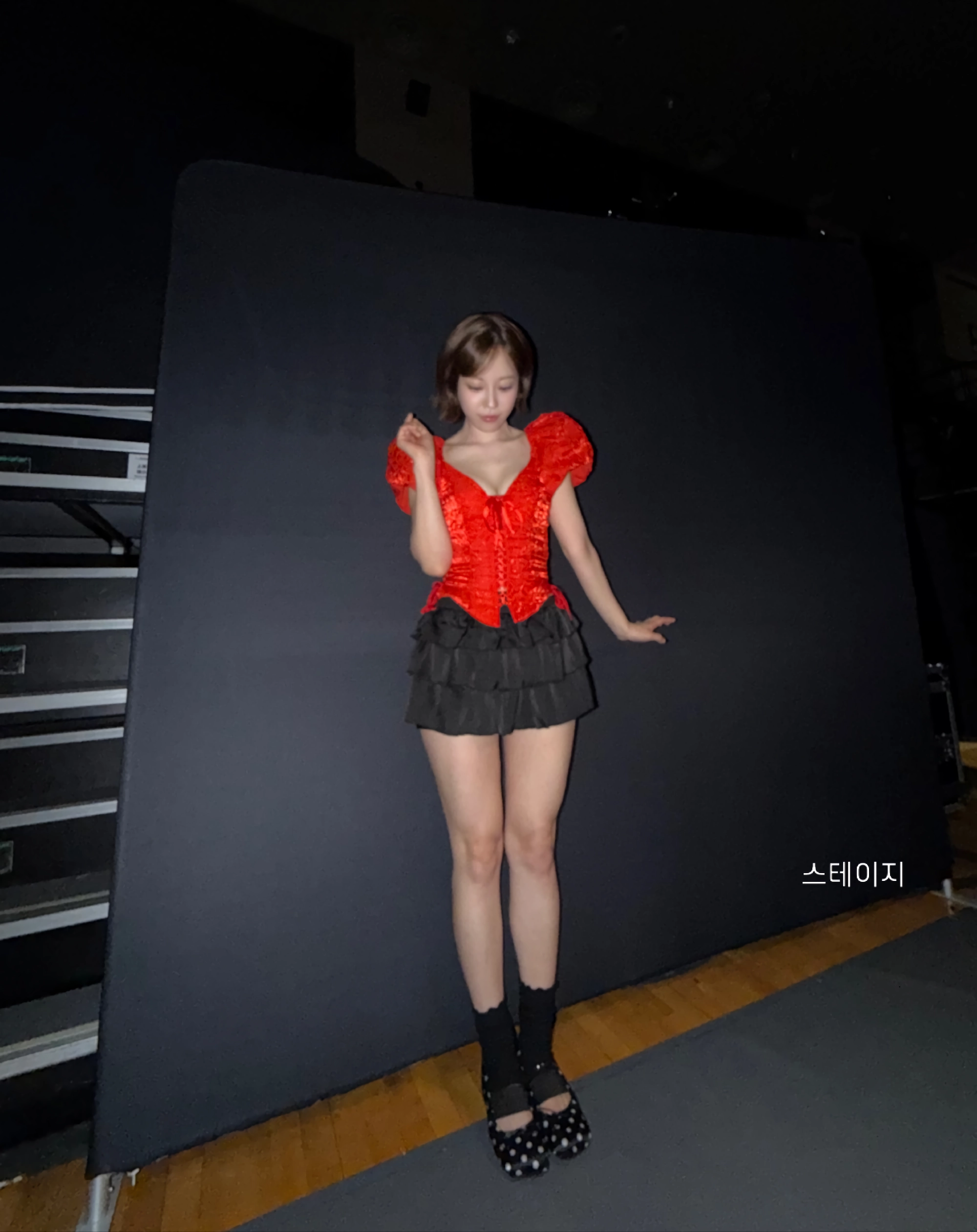 카라 허영지 깊게 파인 빨간 코르셋 명치 보이는 가슴골 (고화질)