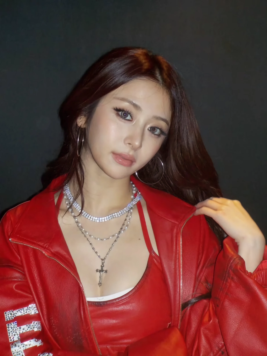르세라핌 허윤진 오프솔더 드레스 가슴골