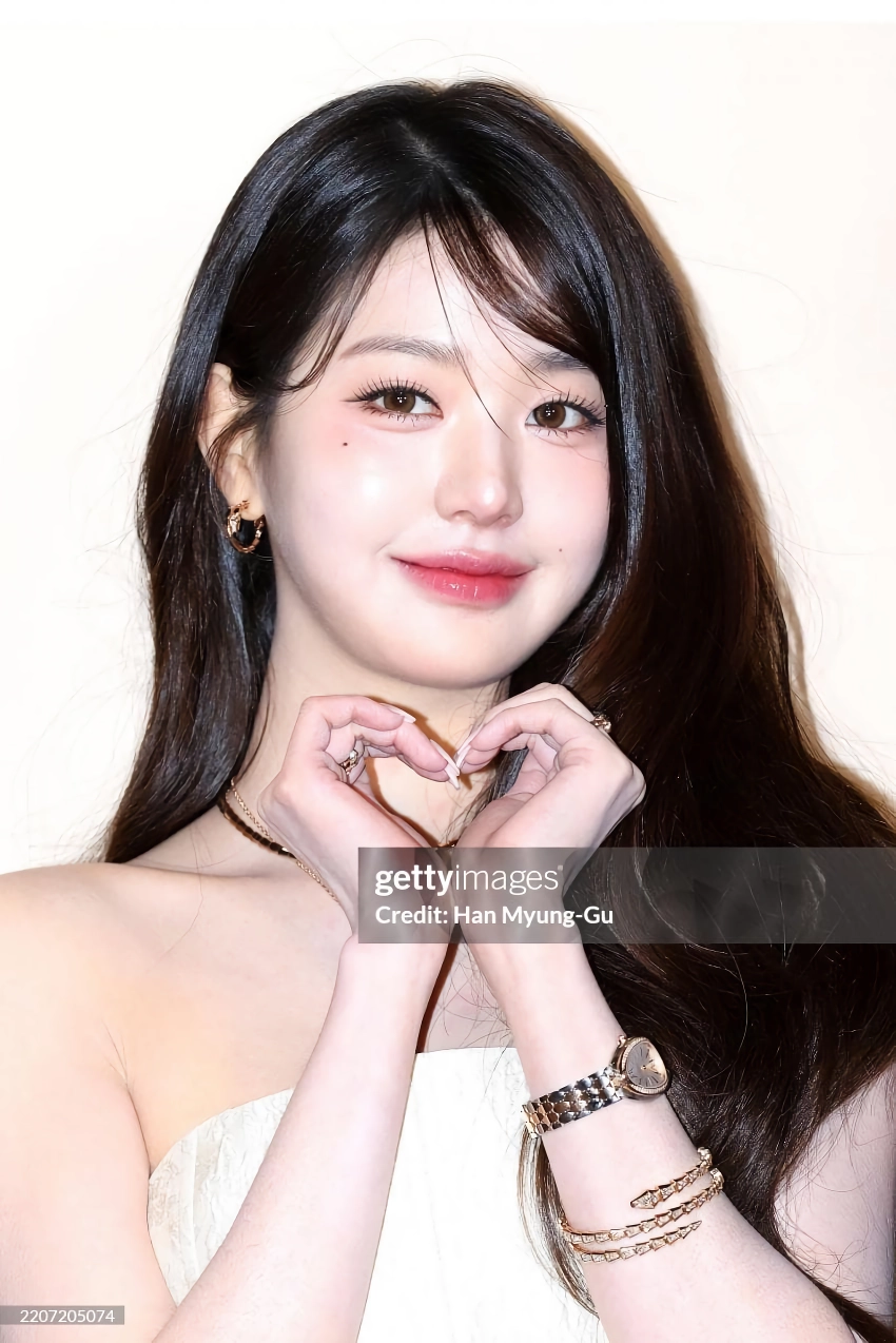 아이브 장원영 행사장 지나가는 오프솔더 드레스 가슴골
