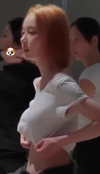 에스파 윈터 크롭 흰티 가슴잡고 돌려주는 무빙
