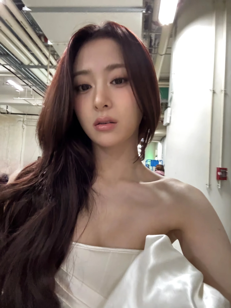 르세라핌 허윤진 오프솔더 드레스 가슴골