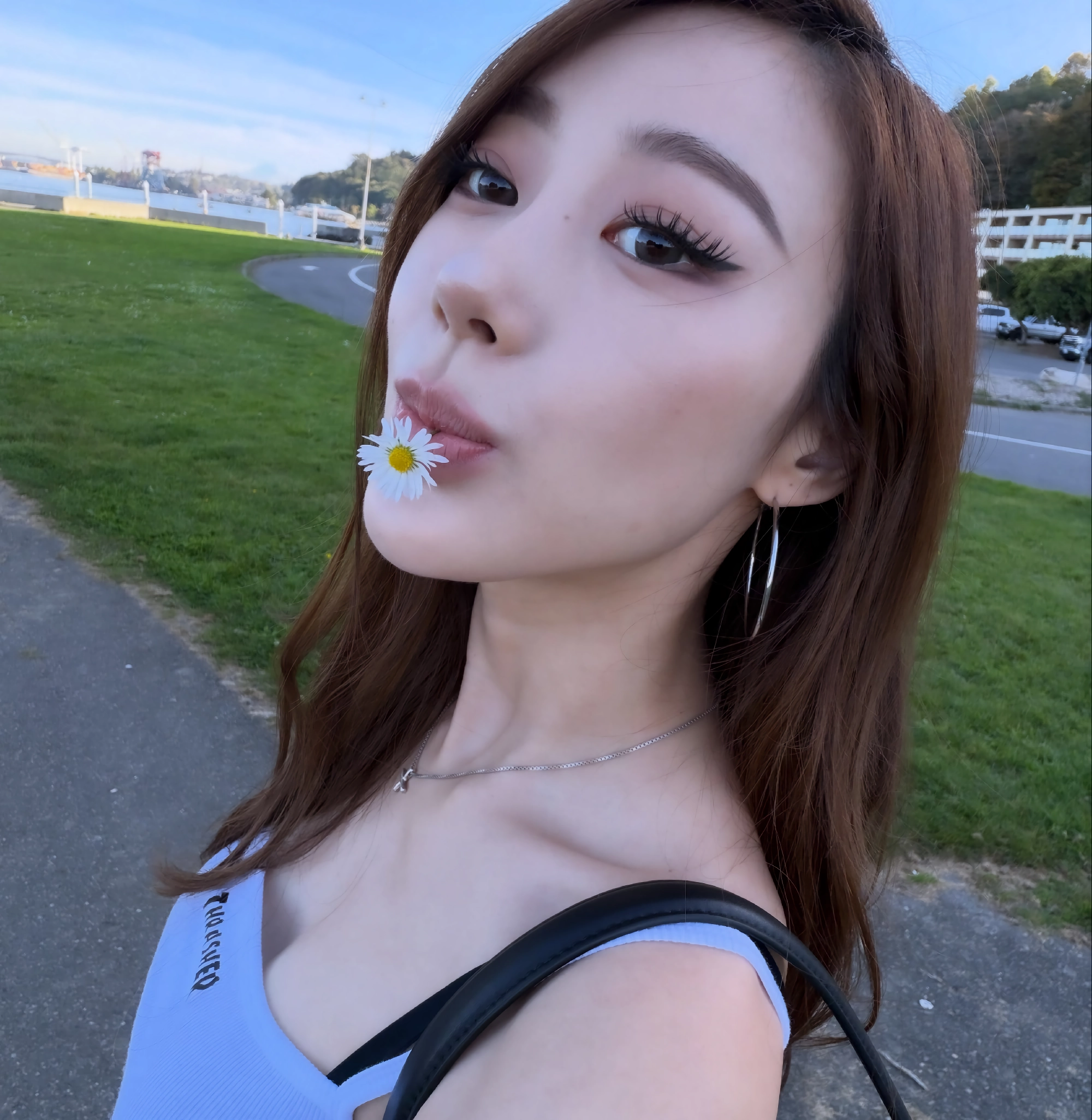바다 구경하는 에스파 지젤 검정 레깅스 쫀쫀한 엉덩이 자태