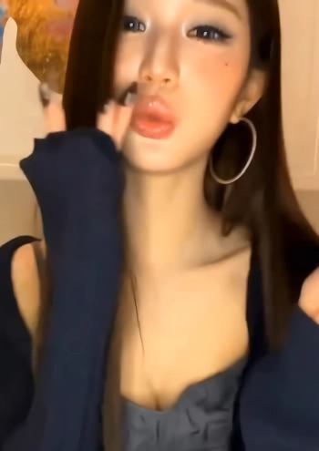 아이브 장원영 라방중 가슴골 노출
