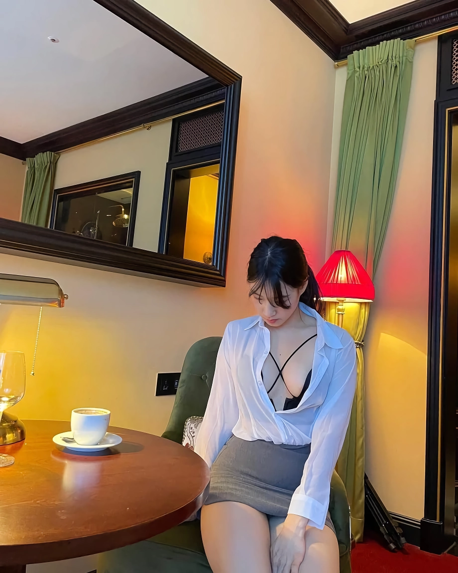 오피스룩 흰 셔츠 풀어헤친 명아츄 야한 X자 란제리 노출