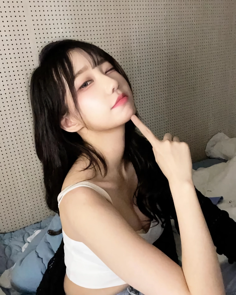 QWER 마젠타 눕방 흰 슬립 가슴골