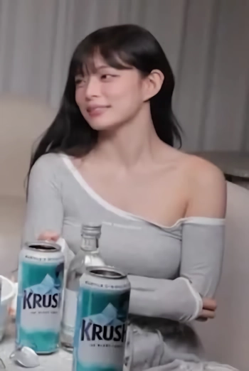 프로미스나인 이채영 한쪽 어깨 많이 노출 회색 티