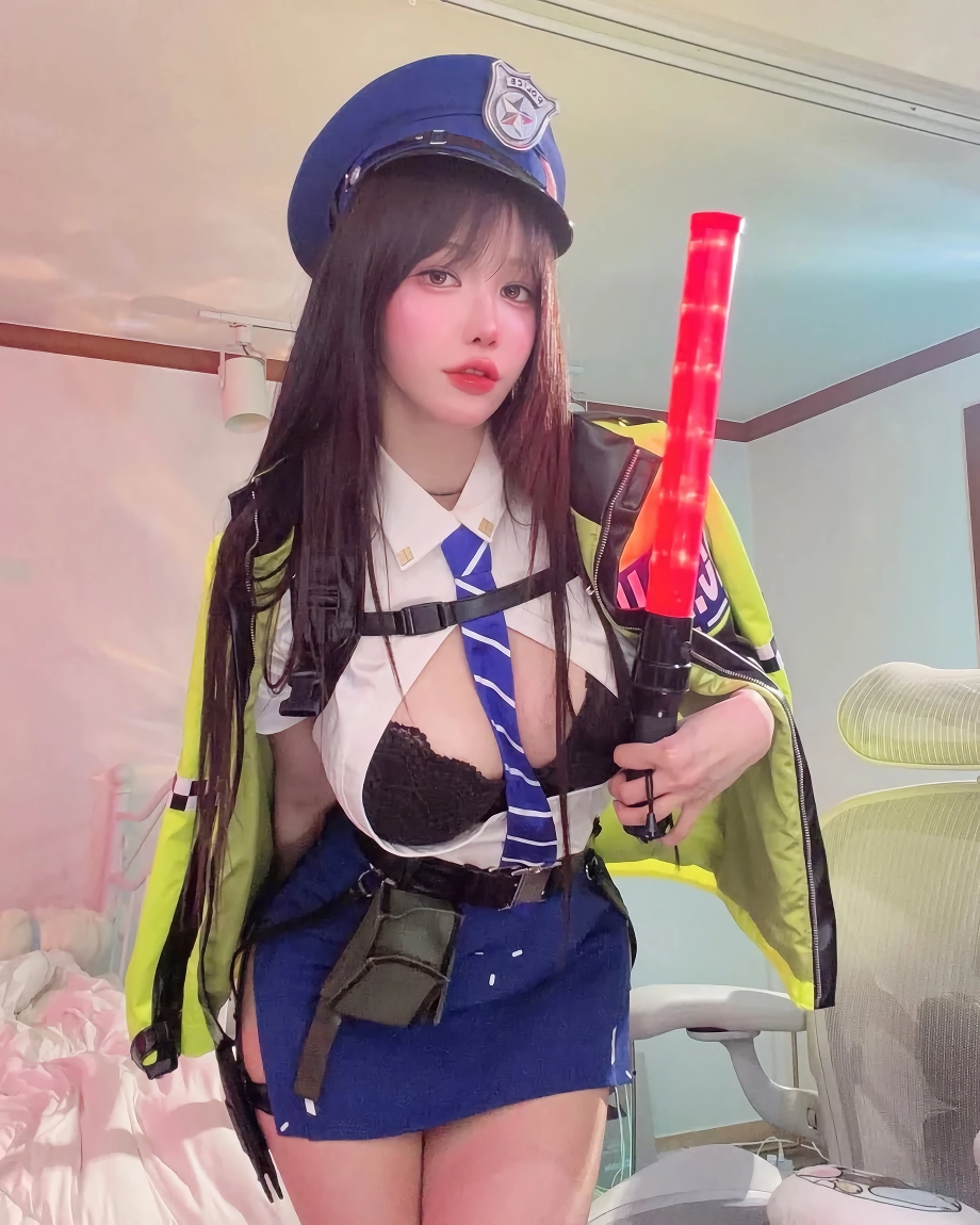 여경 겨우디 흰 셔츠 오픈하고 가슴골에 넥타이 끼우기