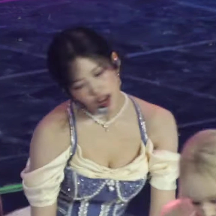 [아이브] 안유진 볼륨감 ㄷㄷgif