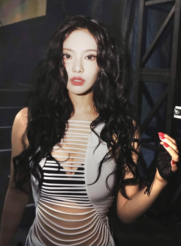 에스파 닝닝 앞스트랩속 블랙 브라 가슴골