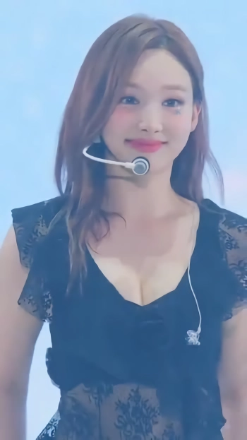 트와이스 나연 블랙티 가슴골