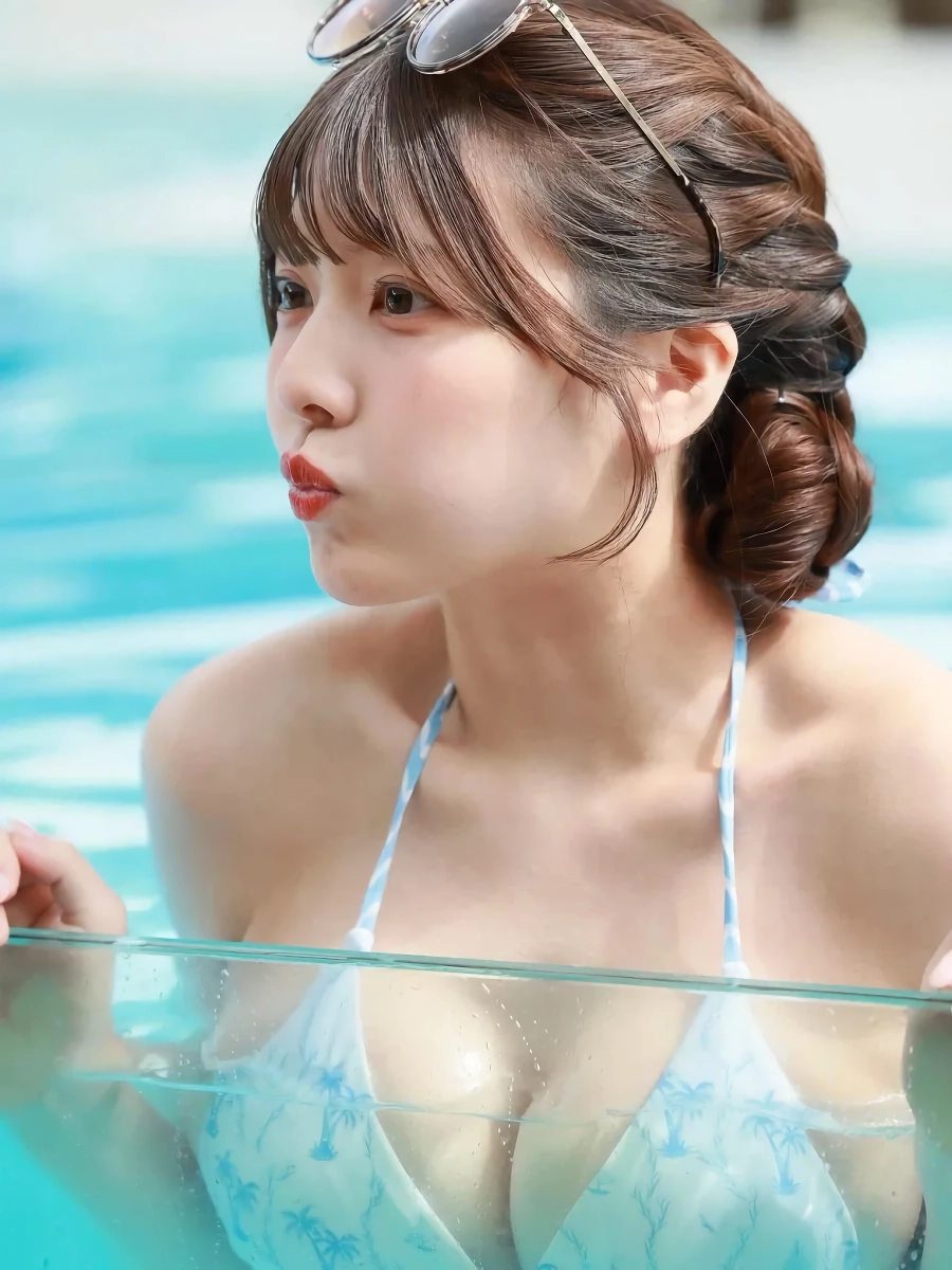 수영장 유리에 눌린 가슴
