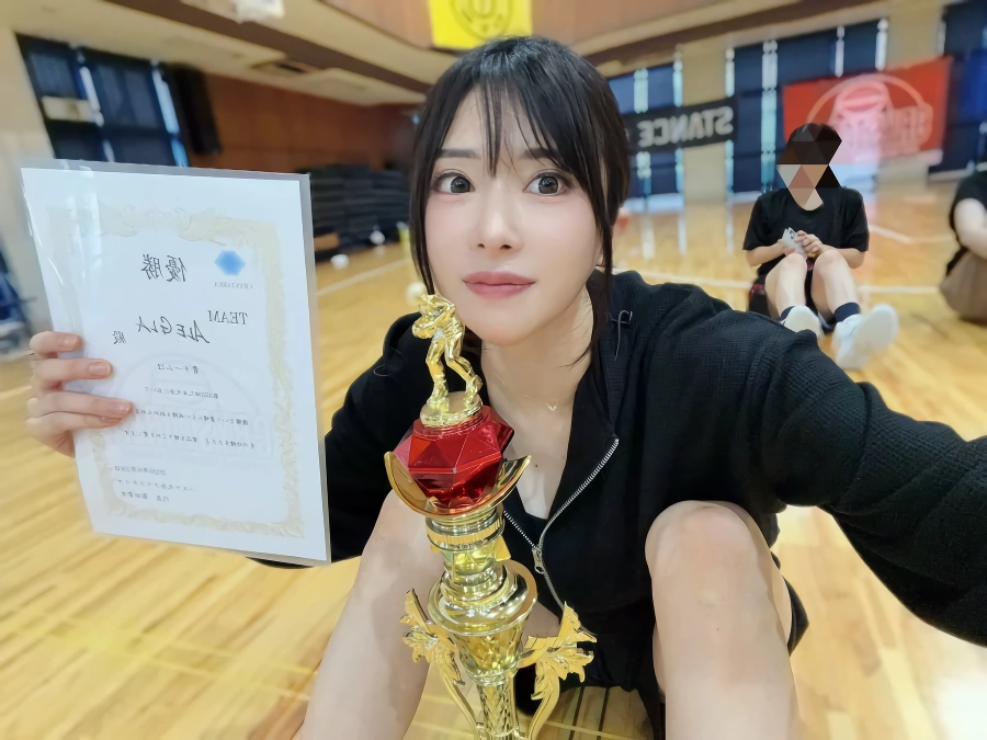 몸을 다쳐서 AV활동을 중단한 여배우.jpg