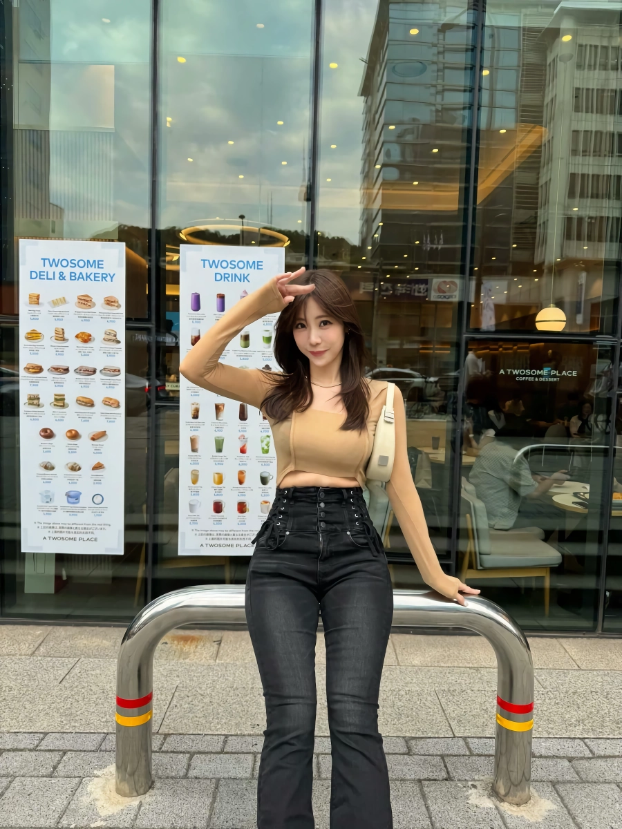 옷을 다 입고 있으니 야한 게 아닙니다.jpg