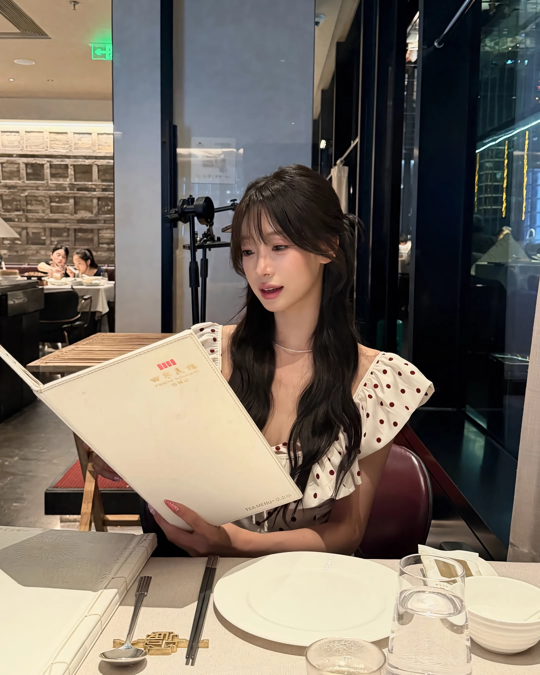 노출 드레스 입은 우수한 치어리더