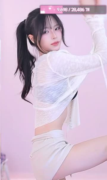 (SOUND)검정 레이스 브라 차고 알가슴골 보여주는 한유하 ㄷㄷ