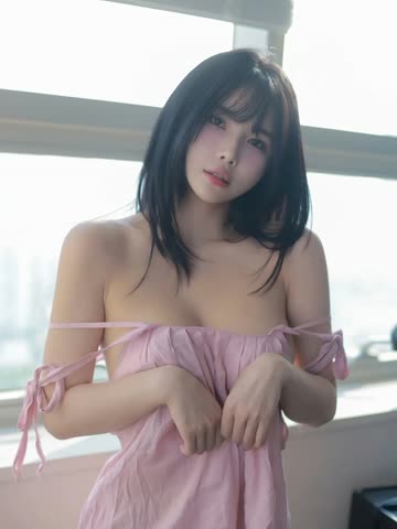 핑크 헐렁한 나시 내려간 어깨끈 윗가슴