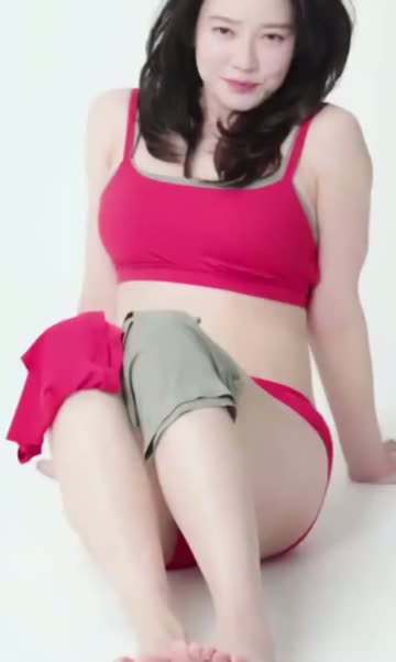 송지효 직접 모델로 뛰는 니나쏭 여름 신상 움짤