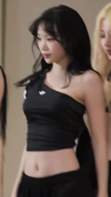 (SOUND)르세라핌 채원 원오프솔더 아디다스 크롭티
