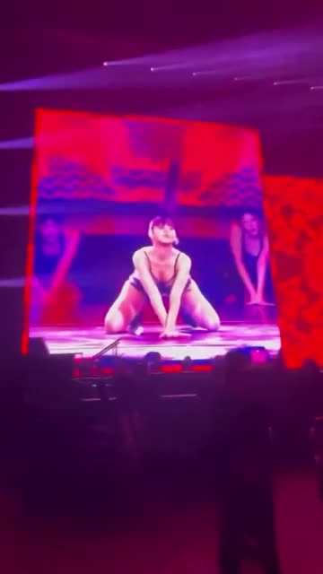 (SOUND)보석 박힌 검정 란제리 입고 바닥에 엎드리는 민니 정면 가슴골