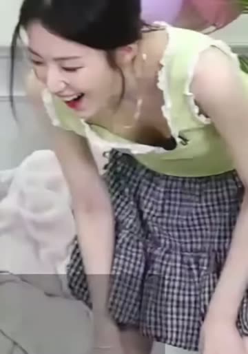 방심하는 아이들 슈화 숙인 가슴골 움짤