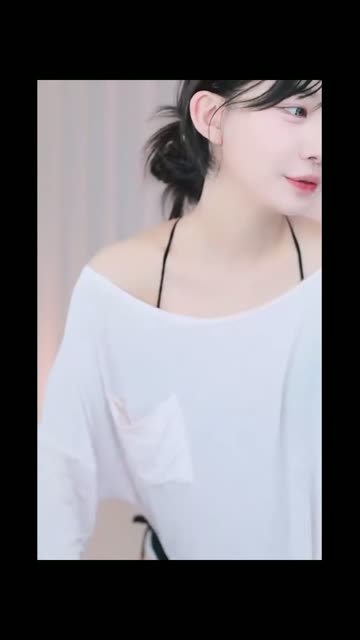 (SOUND)흰티 내려서 검정 생브라 찰랑이는 슴골 무빙 보여주는 류하 #2