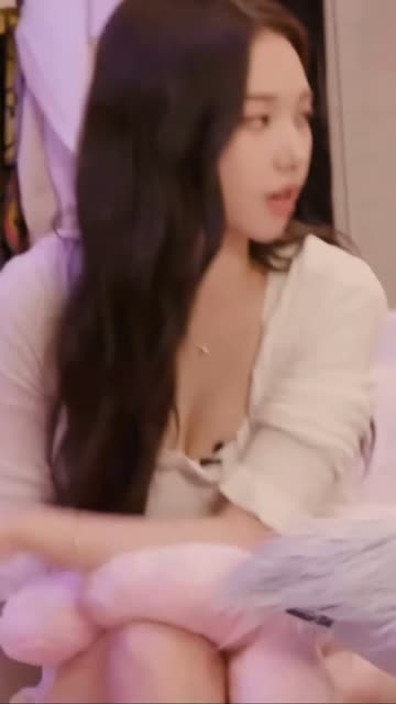에스파 카리나 앞으로 스윽 숙이는 가디건 속 흰 끈나시 가슴골