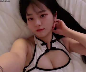 QWER 쵸단 현역시절 미드에 구멍난 흰 치파오 눕방 가슴골