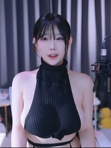 천면적이 거의 없는 검정 골지 홀터넥 그릴래영 옆슴