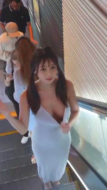 (SOUND)에스컬레이터에서 대놓고 슴골 보여주면서 자극하는 여친