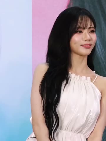 순백색 홀터넥 입고 머리 올리는 박지원 야드랑이 페로몬