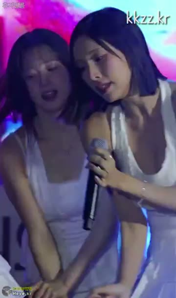 숙이고 뛰고 점프하는 라잇썸 초원